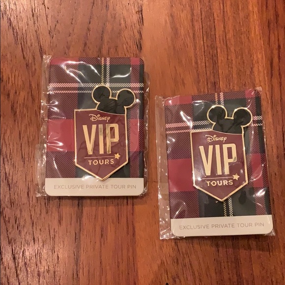 Exclusive Disney VIP Tour Pin - Picture 1 of 3